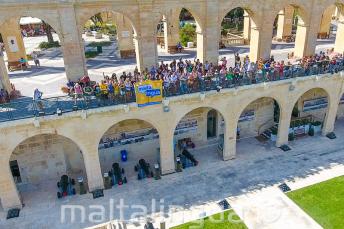 Maltalingua Sprachschüler winken von der Upper Barrakka, Valletta