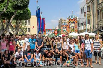 Junge Sprachschüler bei einer Festa auf Malta
