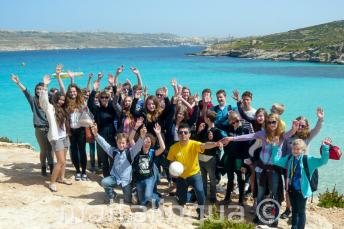 Sprachschüler machen einen Ausflug nach Comino, Malta