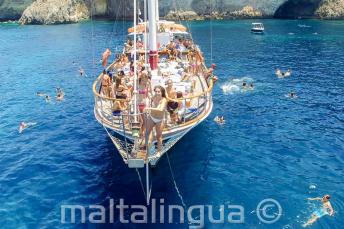 Englisch Sprachschüler springen auf einer Bootsfahrt vor Malta ins Wasser
