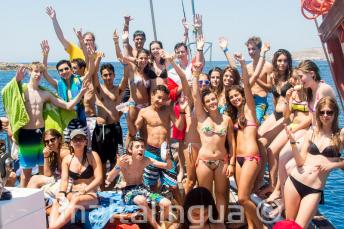 Teenager Sprachschüler auf einem Boot vor Malta