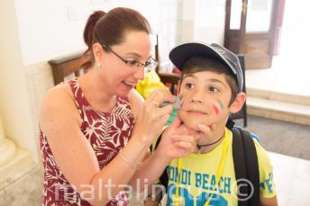 Eine Betreuerin schminkt ein Kind