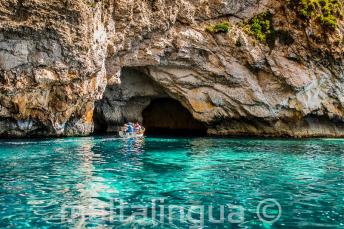 Aquamarinblaues Wasser in der blauen Grotte in Malta
