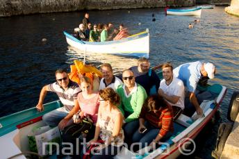 Sprachschüler sind bereit für eine Bootsfahrt zur blauen Grotte