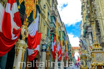 Eine Straße in Valletta, Malta, die mit Fahnen dekoriert ist