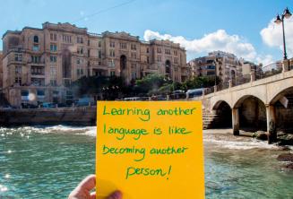 Eine andere Sprachen zu lernen, ist wie eine neue Person zu werden. Balluta Bay, St Julians