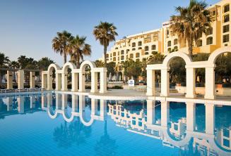 Swimmingpool des Hilton Hotels in St. Julians, Malta