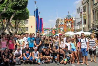 Junge Sprachschüler bei einer Festa auf Malta