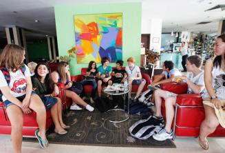 Englische Sprachschüler in der Teenager Lobby Residenz