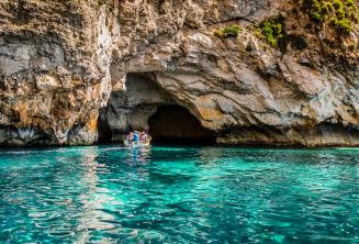 Aquamarinblaues Wasser in der blauen Grotte in Malta