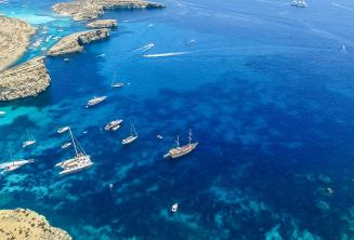 Booten segeln vor Comino, Malta