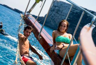 2 Sprachschüler faulenzen auf dem Deck eines Boots in Comino in Malta.