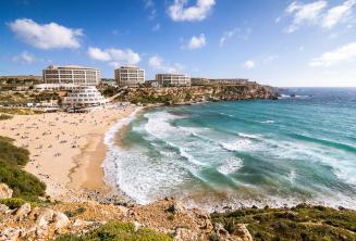 Sicht auf den Strand der Golden Bay auf Malta