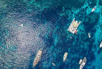 Luftaufnahme von Booten in Crystal Bay, Comino
