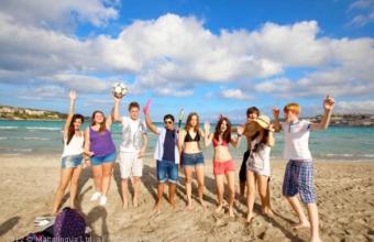 Junge Studenten am Strand