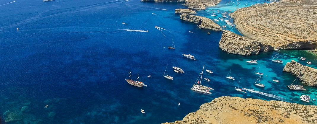 Boote in Comino