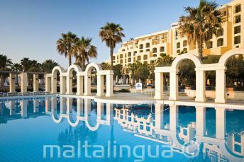 Swimmingpool des Hilton Hotels in St. Julians, Malta