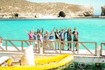 Sprachschüler winken an der blauen Lagune, Comino