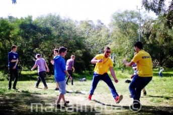 Sprachschüler spielen im Kennedy Grove Park in der Nähe der Schüler Residenz