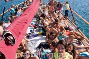Sprachschüler beim Sonnenbaden an Deck eines Boots