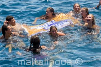 Gruppenleiter der Englisch Sprachschule schwimmen mit den Sprachschülern