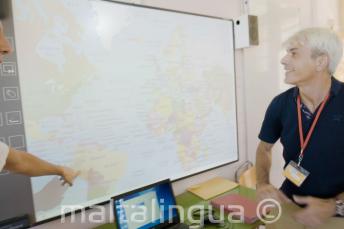 Ein Englischlehrer schaut auf das Whiteboard