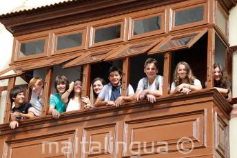 Teenager Sprachschüler auf einem Balkon der Sprachschule