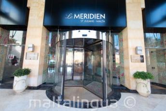 Eingang des Meridien Hotels in Malta