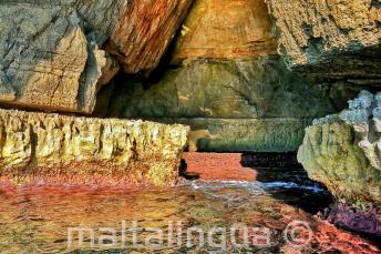 Helle Farben des Wassers in der blauen Grotte