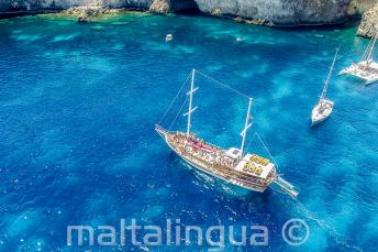 Ein türkisches Gulet in Crystal Bay, Comino