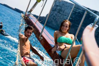2 Sprachschüler faulenzen auf dem Deck eines Boots in Comino in Malta.