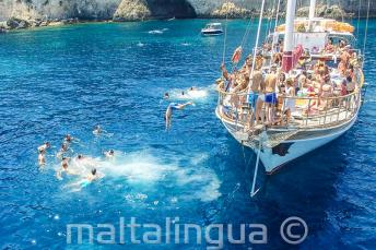 Springen vom Boot in Crystal Bay, Comino