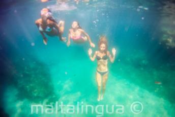 3 Freunde schwimmen unter Wasser