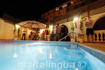 Swimmingpool auf dem Dach der Sprachschule am Abend