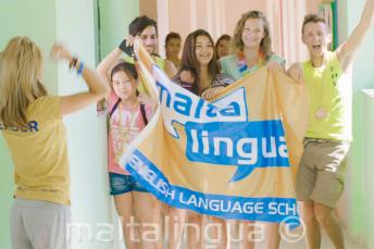 Sprachschüler mit einer Fahne in unserem Sommercampus