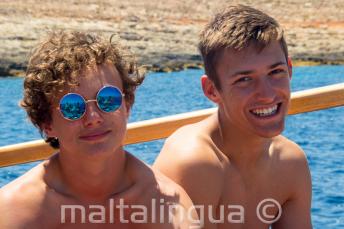 2 Jungs lachen auf einer Maltalingua Bootsfahrt