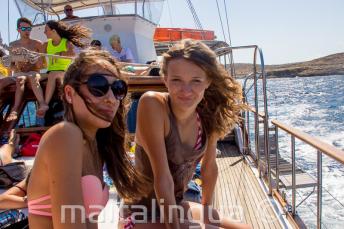 2 Teenager Mädchen auf einer Bootsfahrt