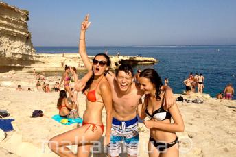 3 Teenager Sprachschüler auf einem Ausflug nach St Peters Pool, Malta