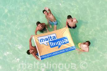 Teenager Sprachschüler auf einem Ausflug, blaue Lagune