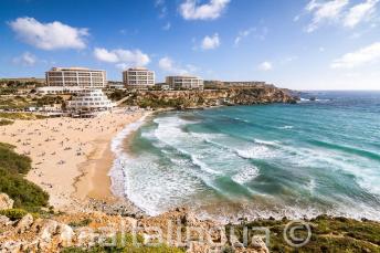 Sicht auf den Strand der Golden Bay auf Malta