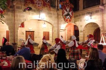 Traditionelle maltesische Tänzer bei einem Auftritt
