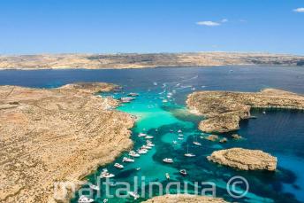 Foto von der blauen Lagune von oben in Comino, Malta