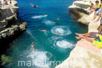 Sprachschüler schwimmen im St Peter's Pool