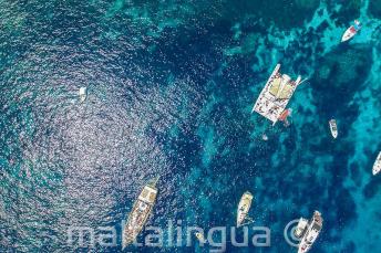 Luftaufnahme von Booten in Crystal Bay, Comino