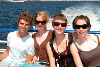 Eine familie genießt eine Bootsfahrt von der Sprachschule
