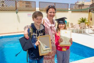 Mutter mit 2 Kindern, die beide an einem Sprachkurs teilgenommen haben