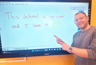 Ein Englisch Sprachschüler, der ein gutes Feedback an die Tafel geschrieben hat