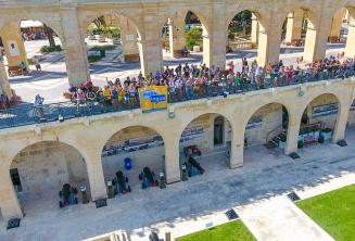 Maltalingua Sprachschüler winken von der Upper Barrakka, Valletta