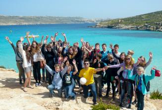 Sprachschüler machen einen Ausflug nach Comino, Malta