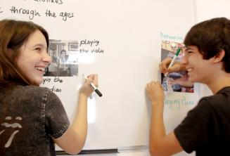 2 Sprachschüler arbeiten zusammen an der Tafel